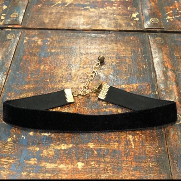 20 Pairs of Earrings, 2 Rings, 1 Bracelet, & 1 Velvet Choker Necklace. - Picture 12 of 13